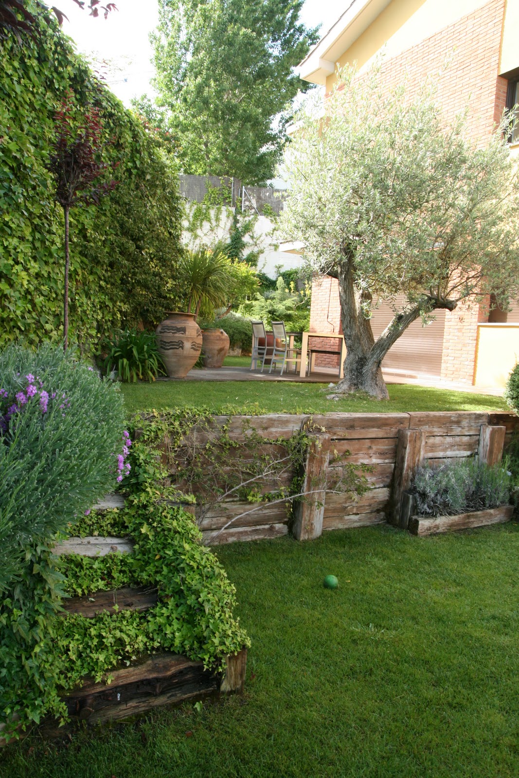 jardinitis: Jardín con desniveles