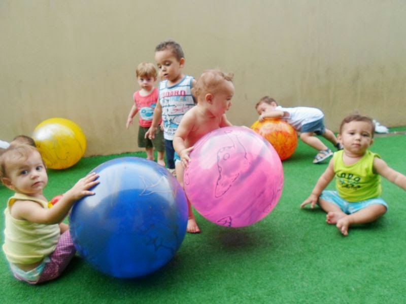 BRINCANDO COM BOLA NO BERÇÁRIO E NA ED. INFANTIL A bola é um materia…   Brincadeiras educação infantil, Educação infantil, Alimentação saudável  educação infantil