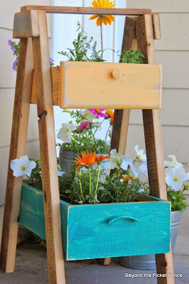 Upcycled plantador de gaveta, por Além da cerca de piquete, apresentou em ILoveThatJunk.com