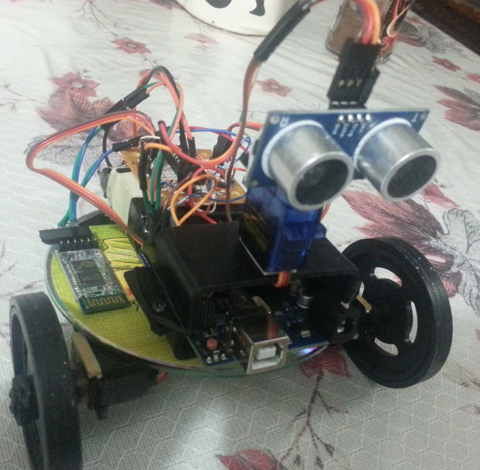 Robot evasor de obstáculos con Servo (Tutorial Arduino) Robot evasor de obstáculos con Servo (Tutorial Arduino)