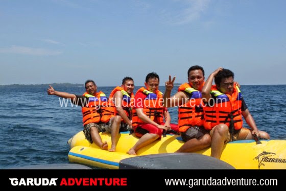 Banana Boat di Pulau Pelangi Banana Boat di Pulau Pelangi