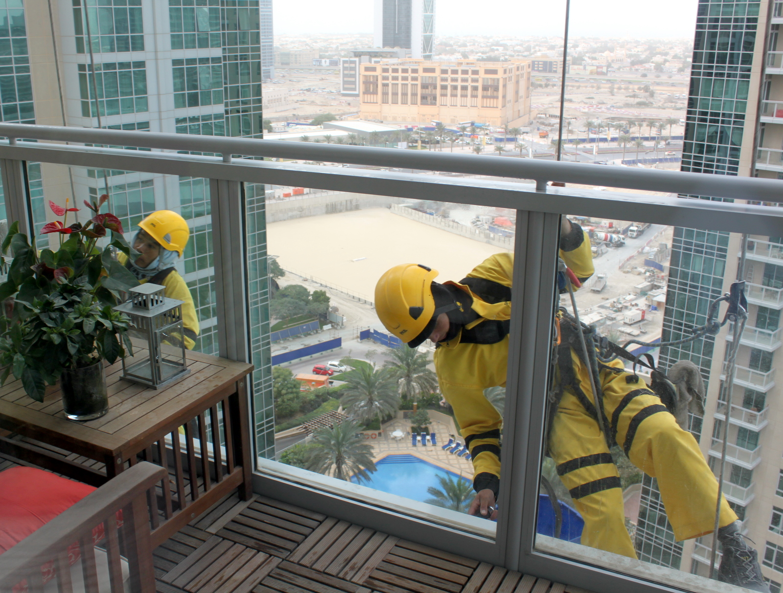 Hello, Dubai! Dirty Jobs, Dubai Edition Cleaning a Skyscraper