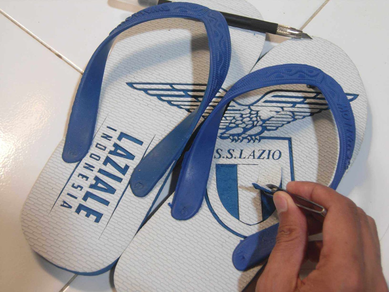 Ukiran Kreatif di Atas Sendal Jepit, Mau Coba? Kerikils