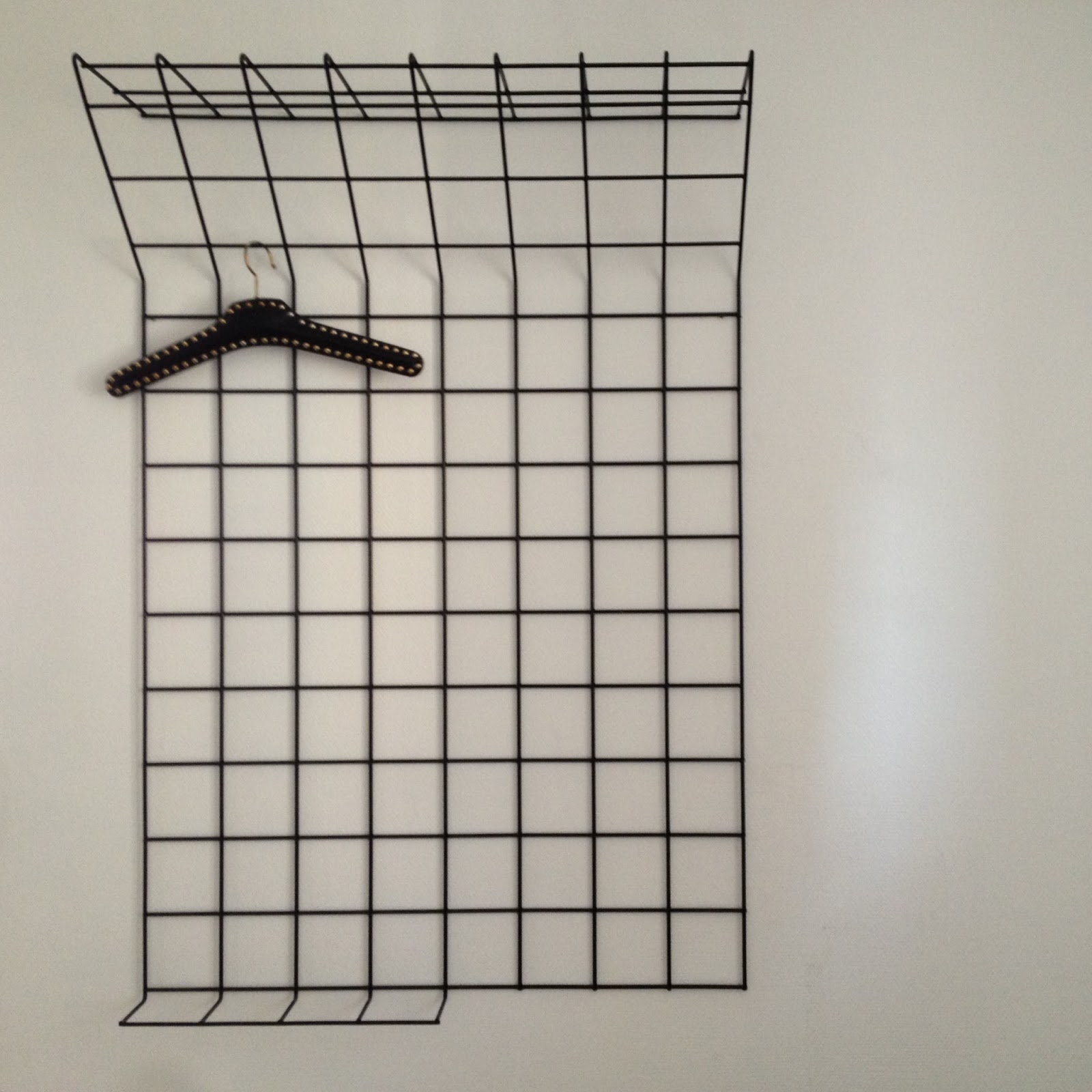 le site des objets trouvés: 50er Jahre Gitter Metall Wandgarderobe