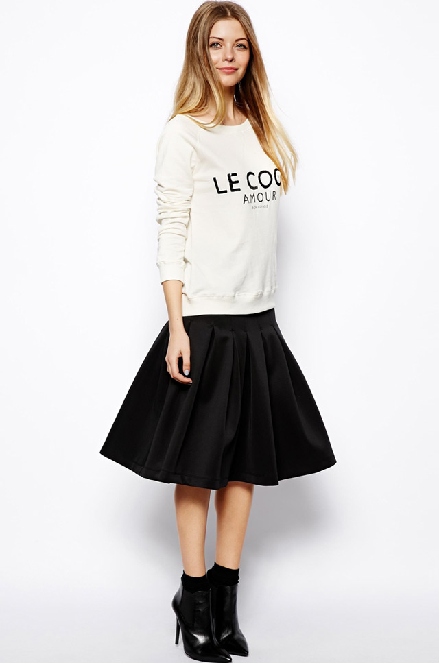 How to style midi skirt, loose sweatshirt and ankle boots, workwear outfit, mode online shop 