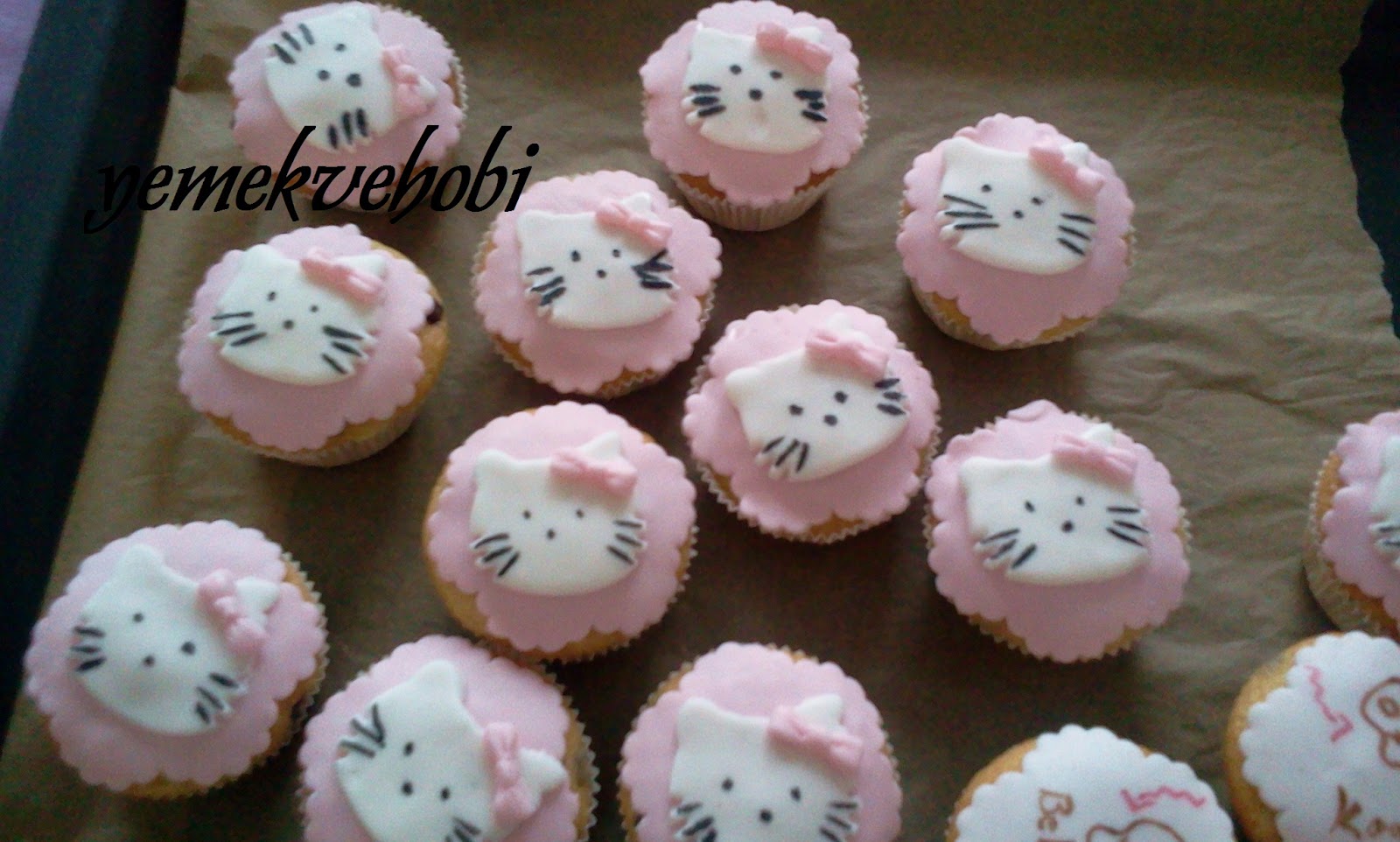 yemek ve hobi hello kitty kap kek (cupcake)