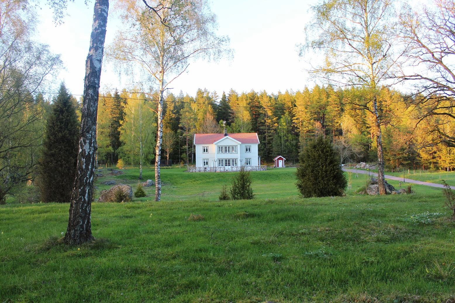 Claras hem pÃ
byvÃgen : att bygga ett nytt hus i gammal stil