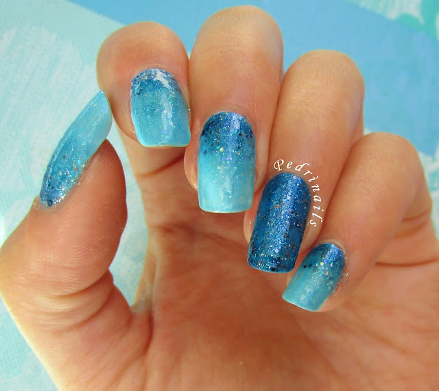 Blue gradient nails with glittered accent nail - photo © Pedrìnails