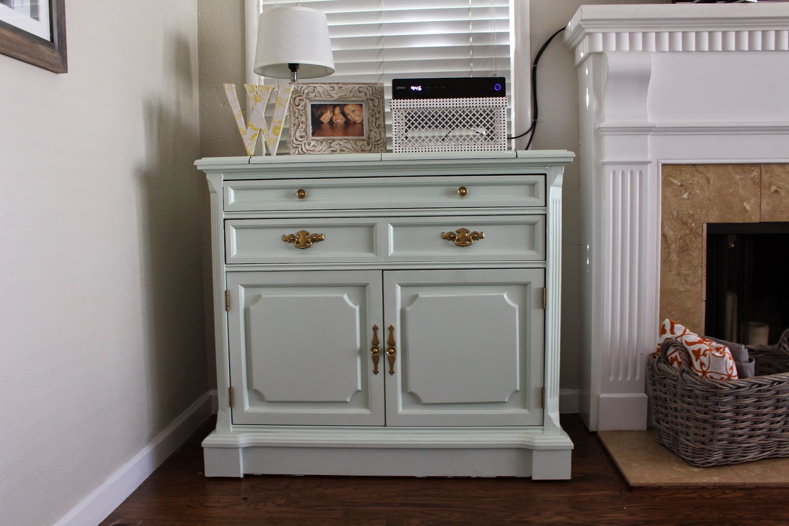 Life On Elizabeth How to Paint Furniture My Side Table Makeover!