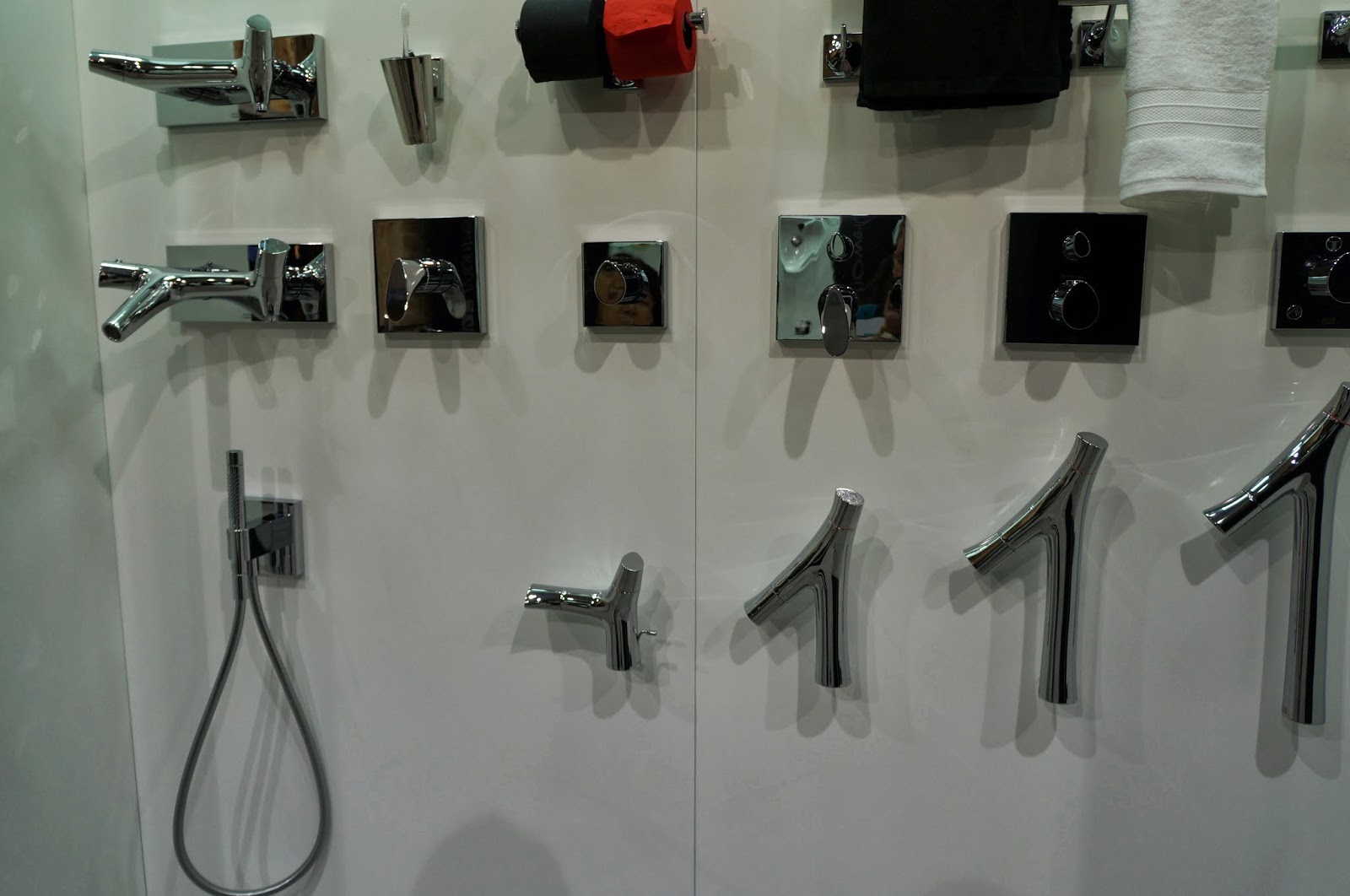 diversas peças de chuveiro, duchas e outros da Hansgrohe - Expo Revestir 2014