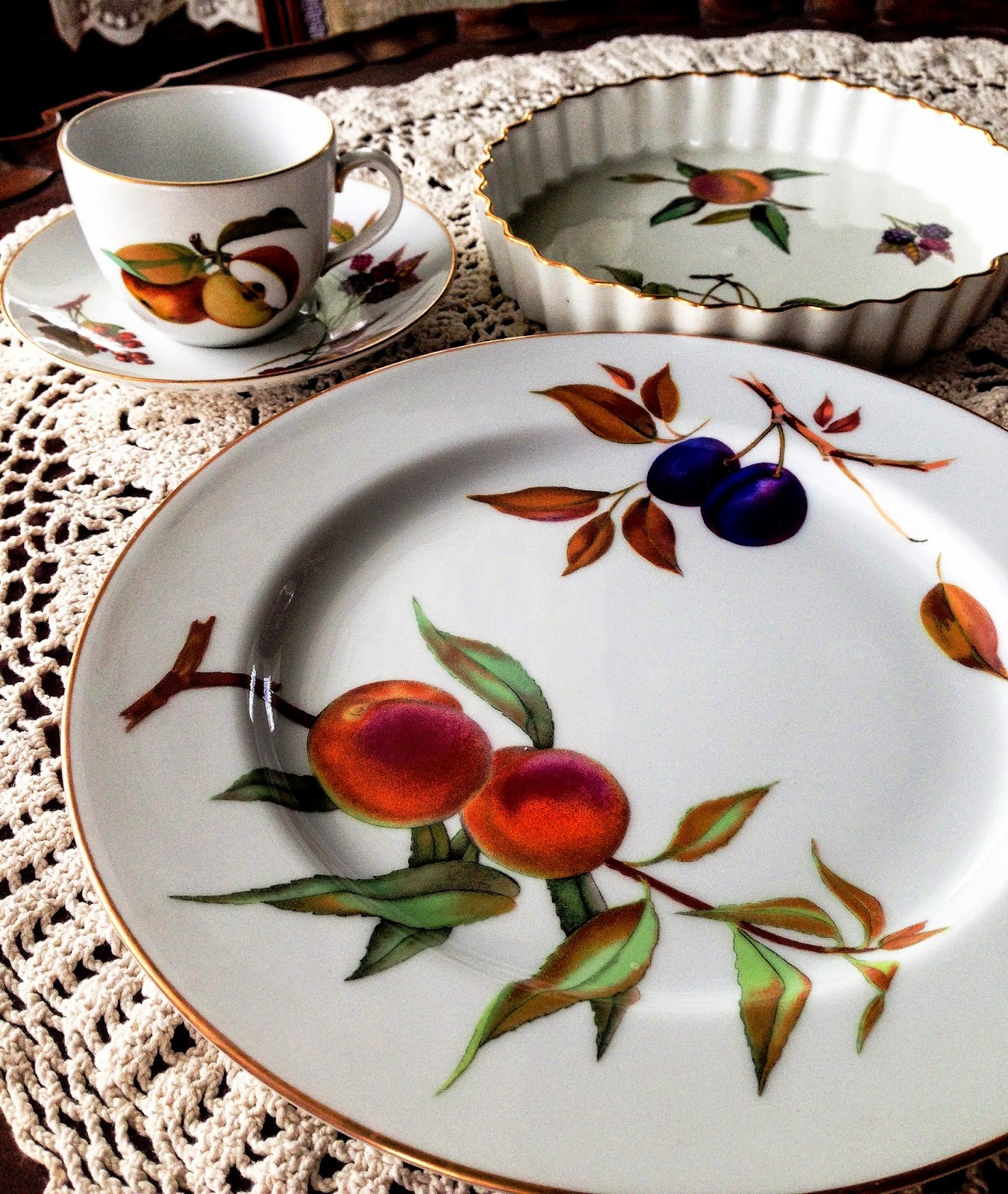 Carolinajewel S Table Evesham Gold My Wedding China In 1982 I Thought This Would Be A Great Everyday Pattern Pretty But Not Too Fussy Or Fancy Notice The Gold Rim Had No Idea What Was About To