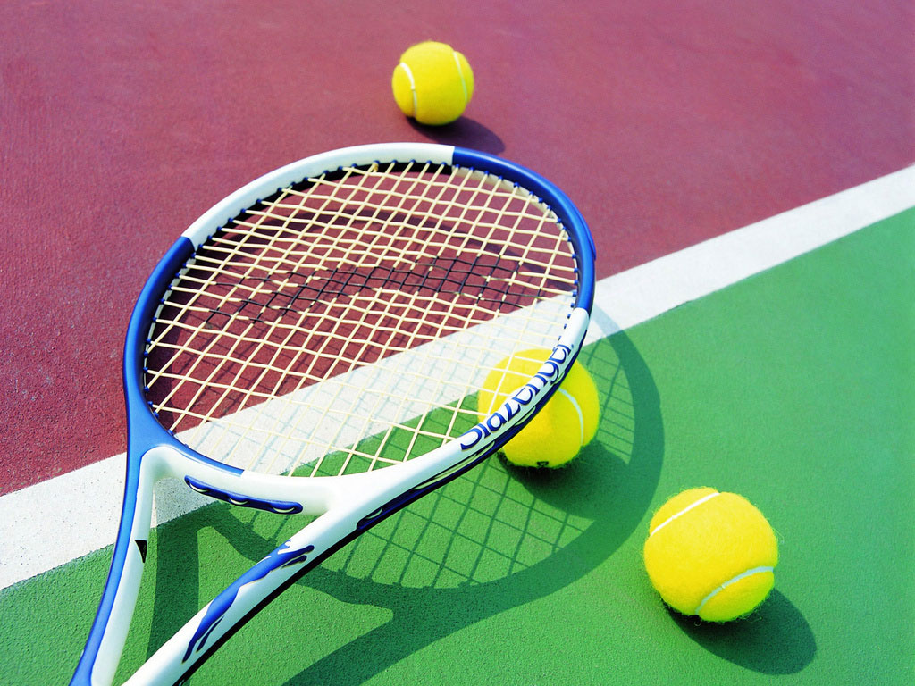 Jogo de tênis. bola de tênis com raquete na quadra de tênis