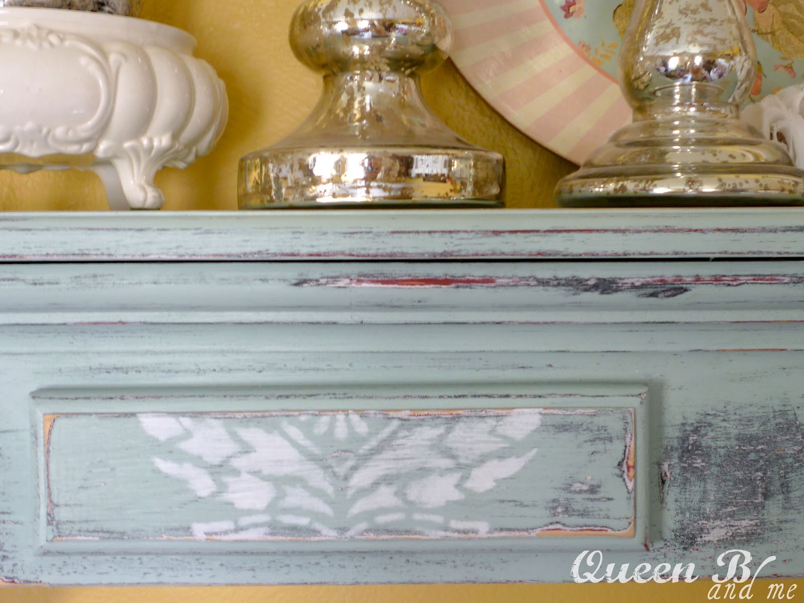 How to Antique Using Spray Paint