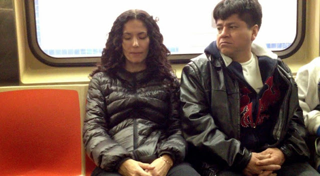Cómo reacciona la gente cuando desconocidos se duerma en ellos en el metro