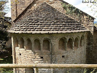 Detall del fris de finestres cegues de l'absis de Sant Esteve de Tavèrnoles. Autor: Ricard Badia Detall del fris de finestres cegues de l'absis de Sant Esteve de Tavèrnoles. Autor: Ricard Badia