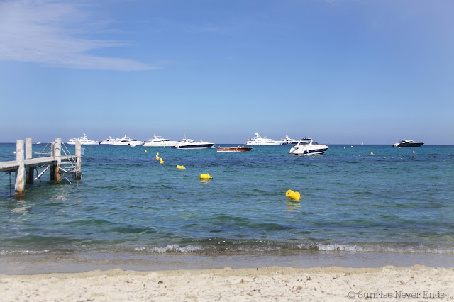 saint-tropez, la plage, méditerrannée, club 55, bleus, jaune, yatch,riva