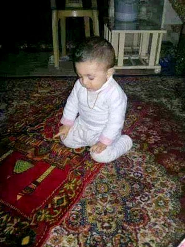 Foto bayi lucu laki-laki shalat Foto bayi lucu laki-laki shalat