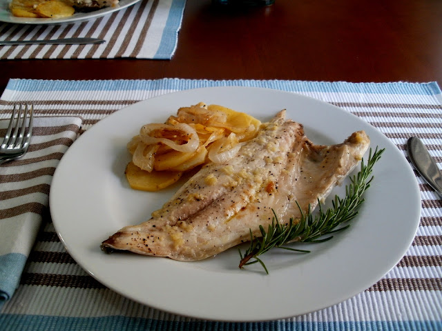 Dorada Al Horno Con Patatas, Ajo Y Romero
