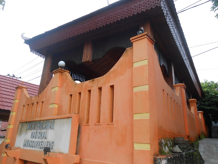 SENI LAMA MELAYU (MALAY OLDEN ART): Makam (Tomb of) La Madukelleng