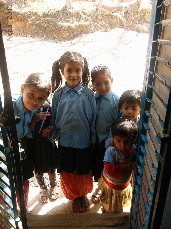 En la puerta de la escuela. Nepal. Fotografías en Nepal - La escuela