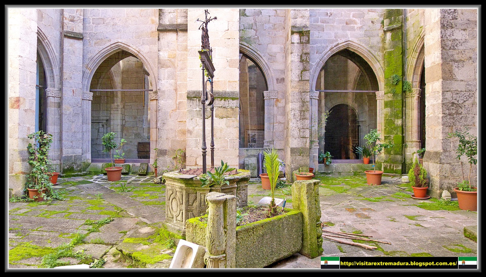 Coria. Catedral. Claustro. Patio.