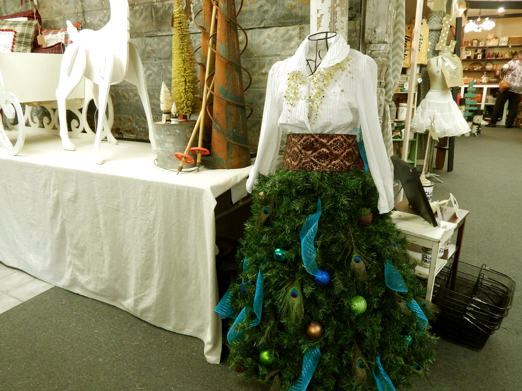 Saays Vintage Finds Themed Entryway At The Katie Has Done Another Great Job Of Decorating The Front Entryway Rusty Chandelier Vintage Mall It S Beginning To Look A Lot Like