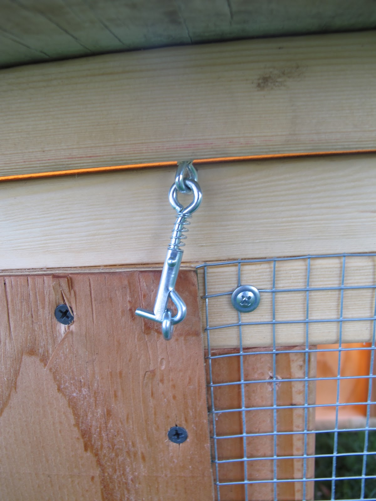 Joe's Garden Journal DIY Outdoor Chicken Brooder / Broody Hen Box