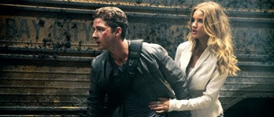 Sam Witwicky (Shia LaBeouf) et Carly Spencer (Rosie Huntington-Whiteley) dans Transformers 3 : La Face cachée de la Lune Sam Witwicky (Shia LaBeouf) et Carly Spencer (Rosie Huntington-Whiteley) dans Transformers 3 : La Face cachée de la Lune