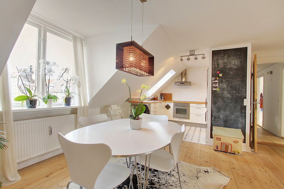 Moderno y luminoso ático decorado al estilo escandinavo, Dinamarca