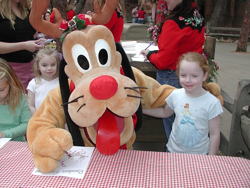 MORE KIDS THAN SUITCASES: Decorating by Disneyland