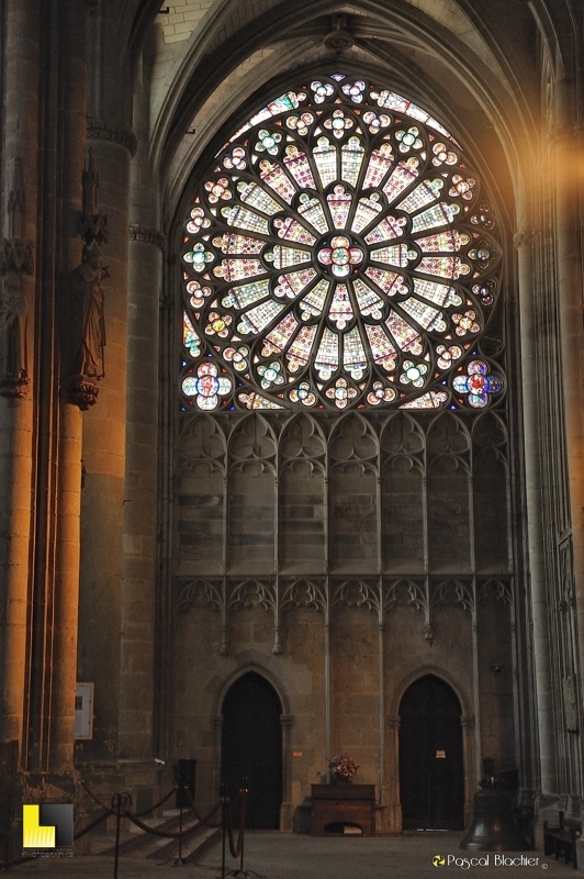 Rosace et cloche de l'église saint nazaire à Carcassonne photo pascal blachier