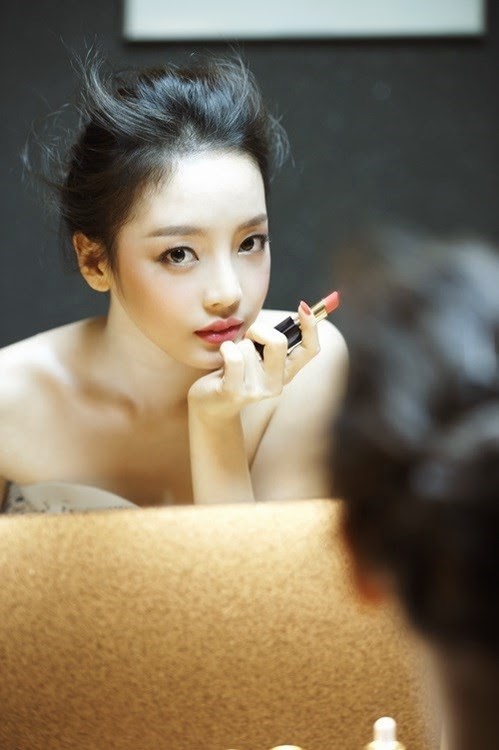 KARA’s Goo Hara updates longing fans with the BTS photos of her