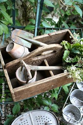 Petite caisse à outils en bois et anciens jouets<br />de plage