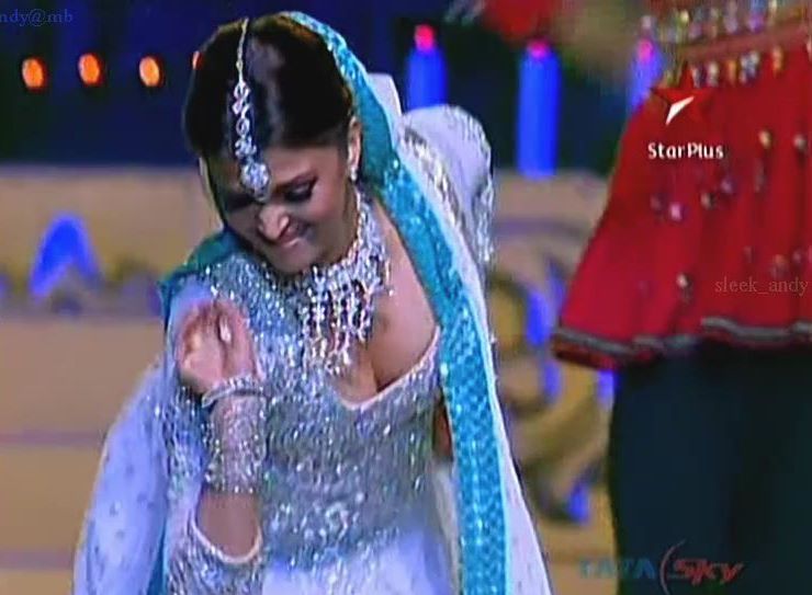 Entertainment Zone Blog: Aishwarya Rai Showing Too Much :)