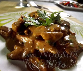 Frango so Molho de Mostarda escura delicioso frango preparado com molho de mostarda