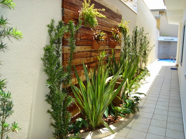 jardim vertical rustico:Jardim vertical amadeirado, plantas e piso! jardim vertical rustico:Jardim vertical amadeirado, plantas e piso!