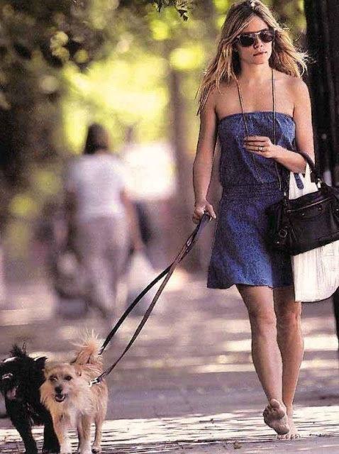 Barefoot Celebrities: Sienna Miller walking barefoot in public
