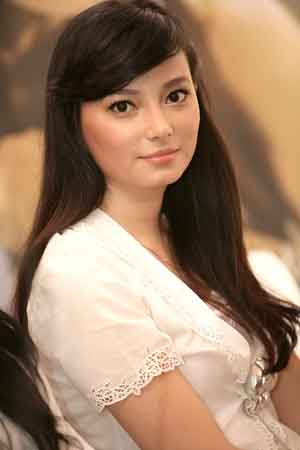 Foto-foto Asmirandah dari berbagai sumber: