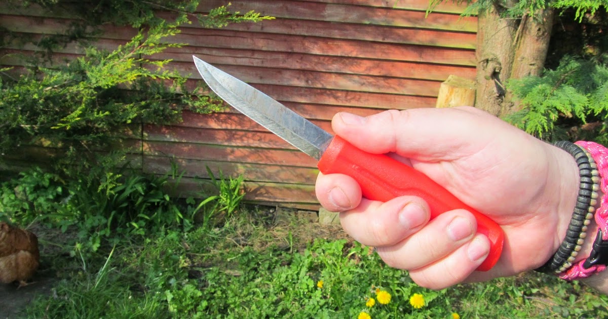 BUZZARD BUSHCRAFT Passing a Knife Correctly