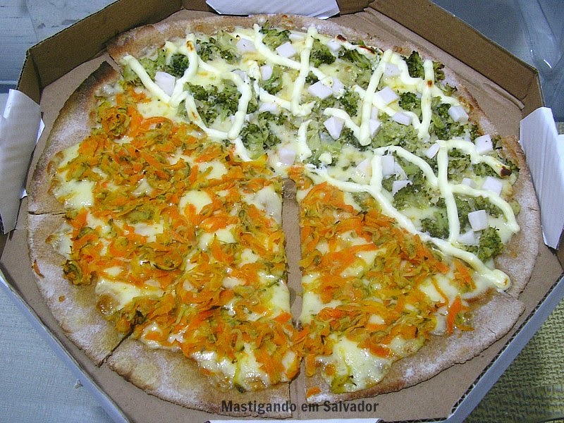 Saúde na Pizza: Pizza metade Mix de Vegetais metade Brócolis e Palmito
