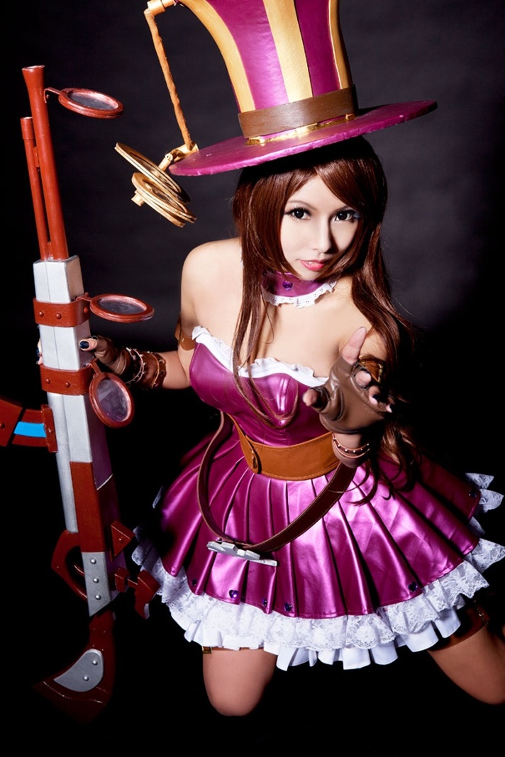 League-of-Legends-Cosplay-Caitlyn-004-by-Mizutani-Zero.jpg