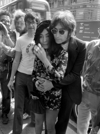 http://2.bp.blogspot.com/-ZJ0Q3w8G_sg/T9uQK6RGFrI/AAAAAAAAFC8/S41K3VI5AKQ/s1600/yoko-ono-launches-her-new-book-grapefruit-accompanied-by-her-husband-former-beatle-john-lennon.jpg