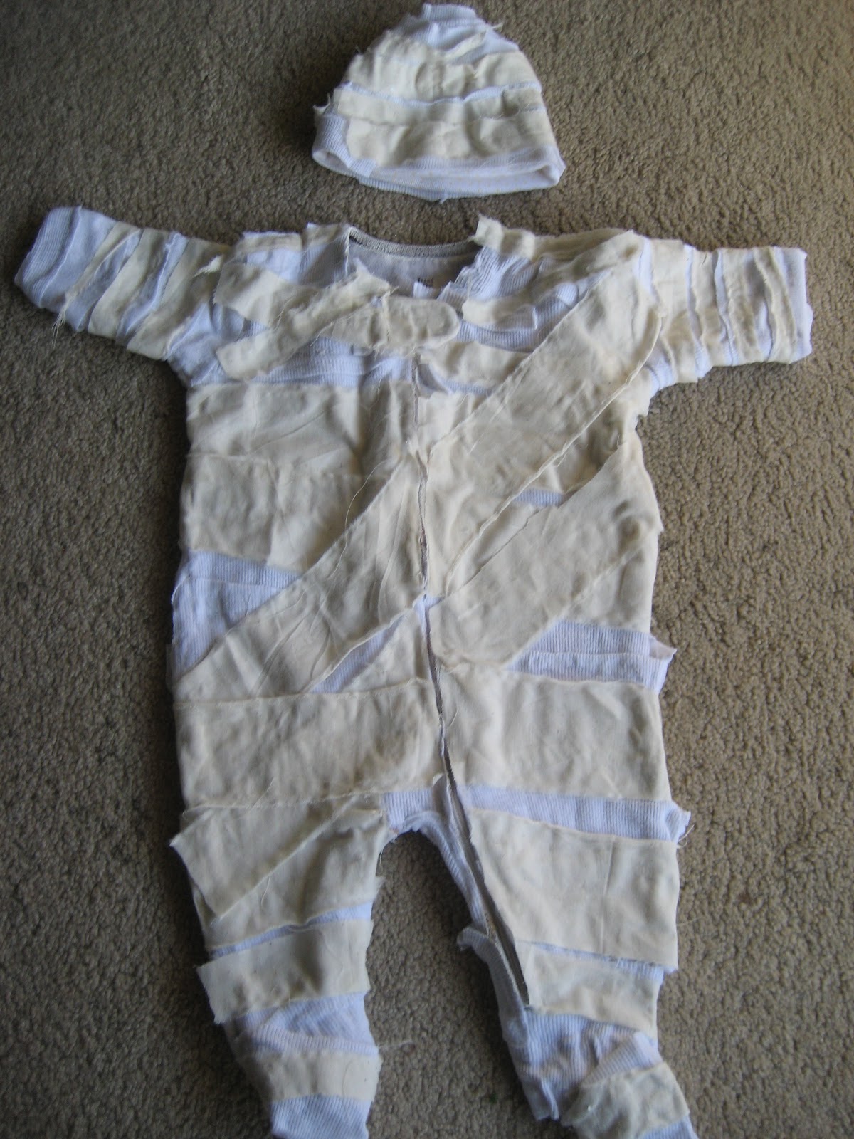 how i keep sane No Sew Infant Mummy Costume DIY