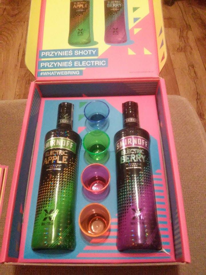 Pod lupą Smirnoff Electric Apple/Berry