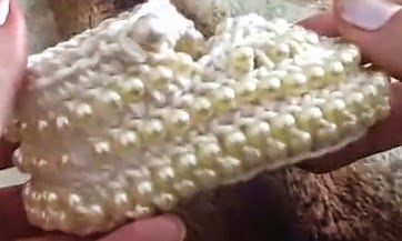 sapatinho de croche com perola