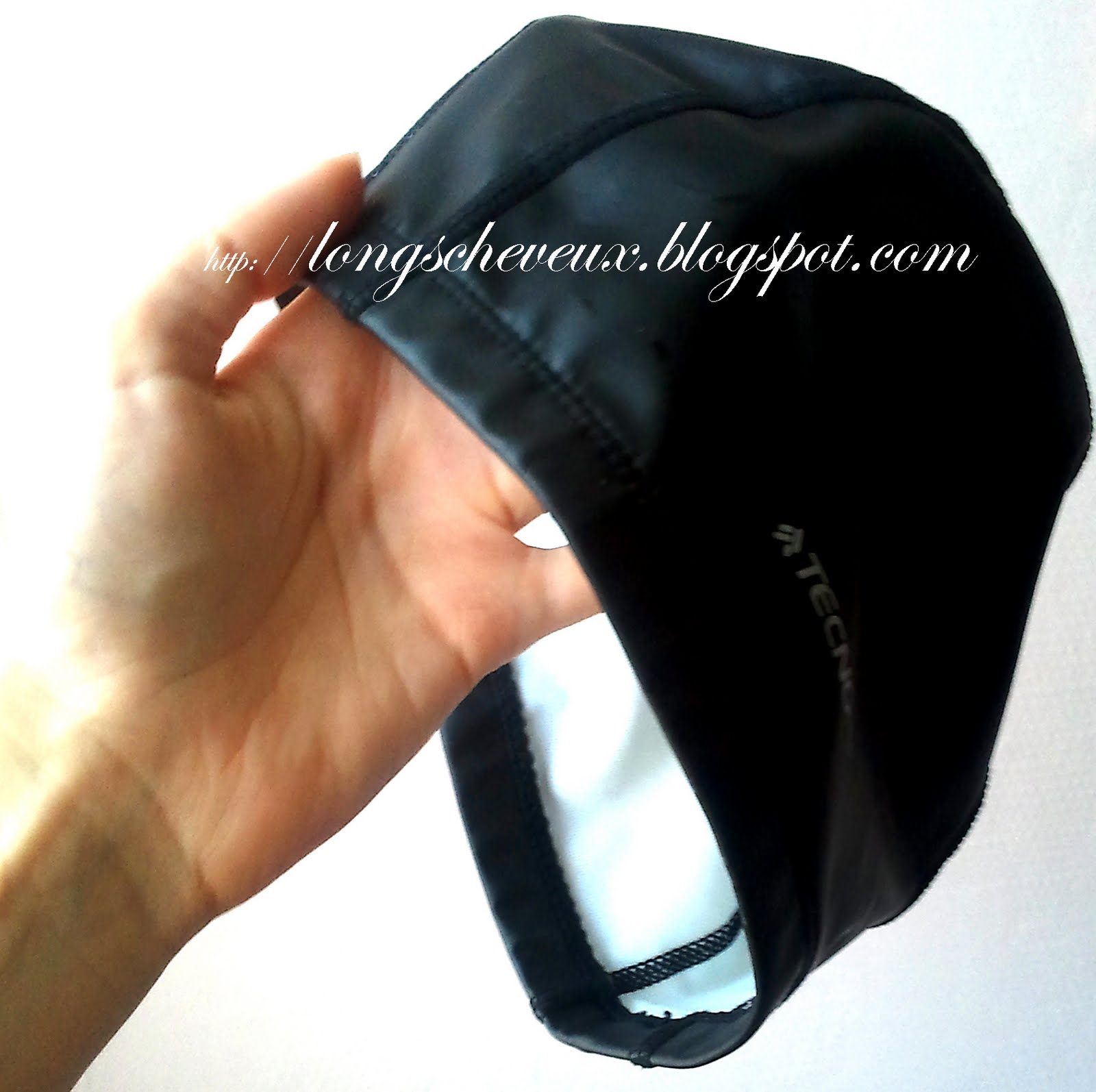 J\u0027ai opté pour un bonnet « alternatif ». L\u0027extérieur est en silicone, tandis que l\u0027intérieur est en tissu synthétique. Il glisse facilement sur la tête,
