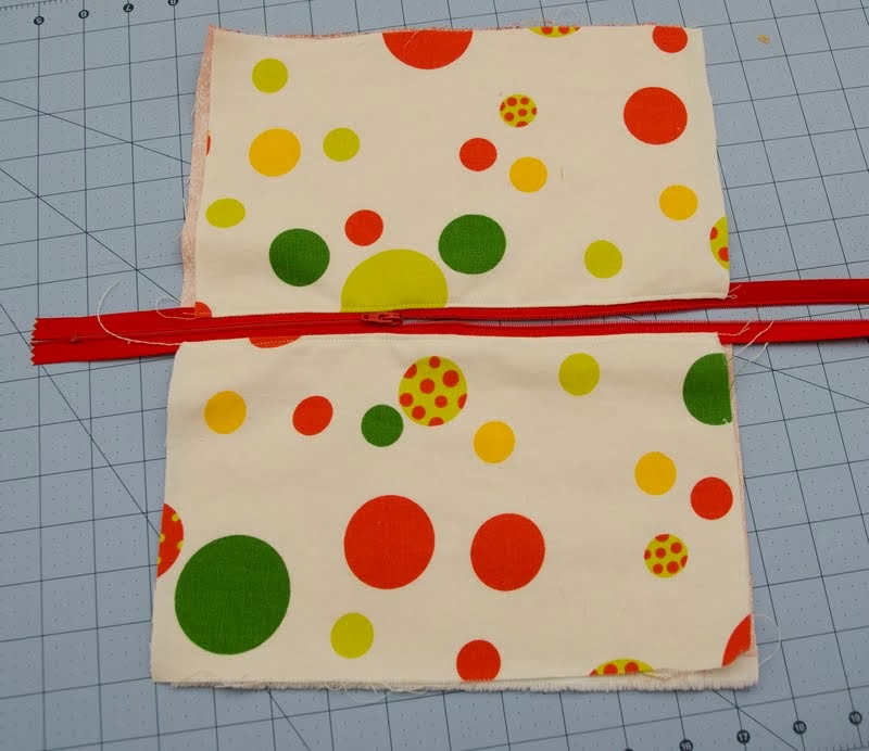 Made in Mommyland Easy Zipper Pouch with Lining Tutorial