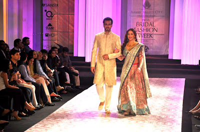 Newly Married Esha Deol and Bharat Takhtani walks the ramp at Aamby Valley