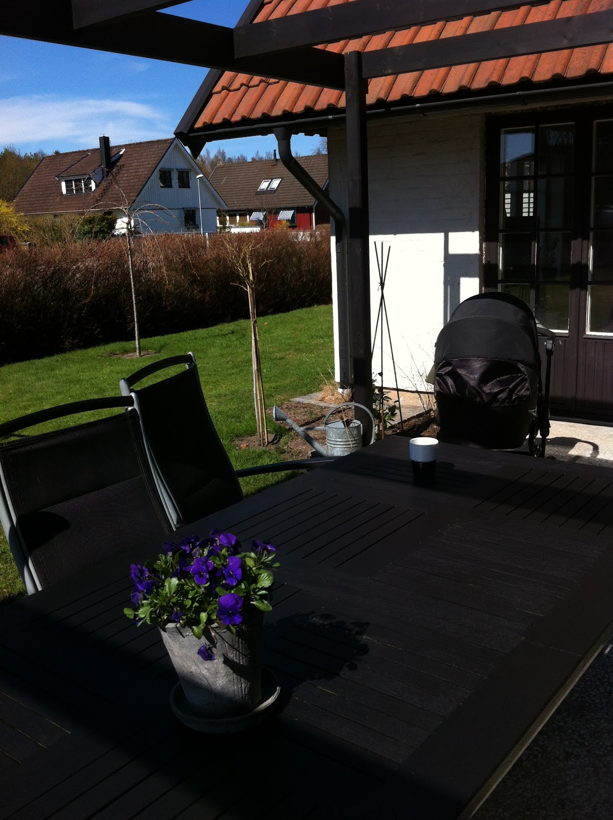 Ockes vita villa: altan bordet blev svart