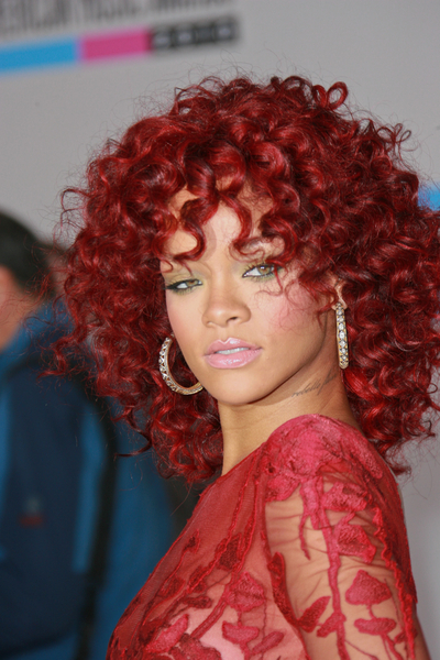 http://2.bp.blogspot.com/-ZPKN-4MUru8/TgkB2PJrdaI/AAAAAAAAAM8/b_3wewsBrmE/s1600/Rihanna+Red+Curly+Hairstyles.jpg
